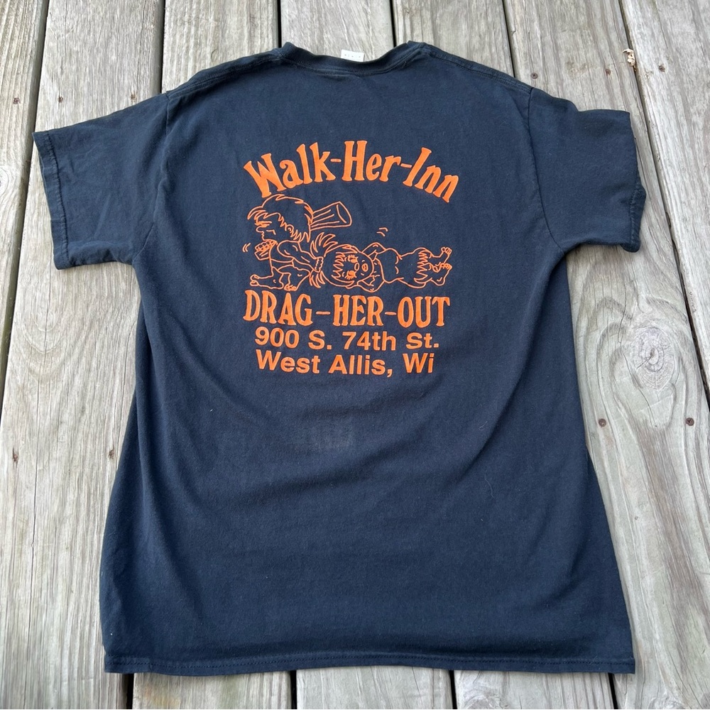 West Allis WI Walk Her Inn Drag Her Out Bar Tee Men’s M Black Graphic Shirt